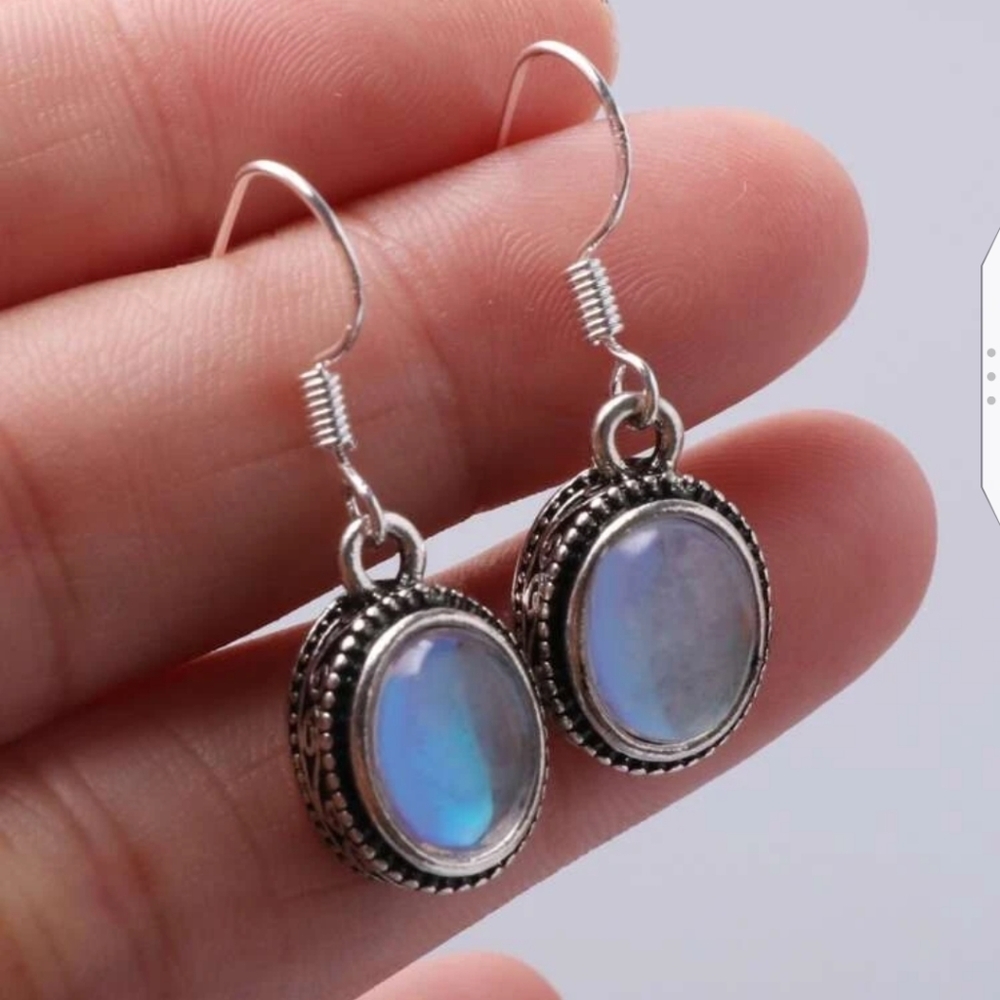 ✨3 FOR $28✨🆕 WHITE MOONSTONE EARRINGS